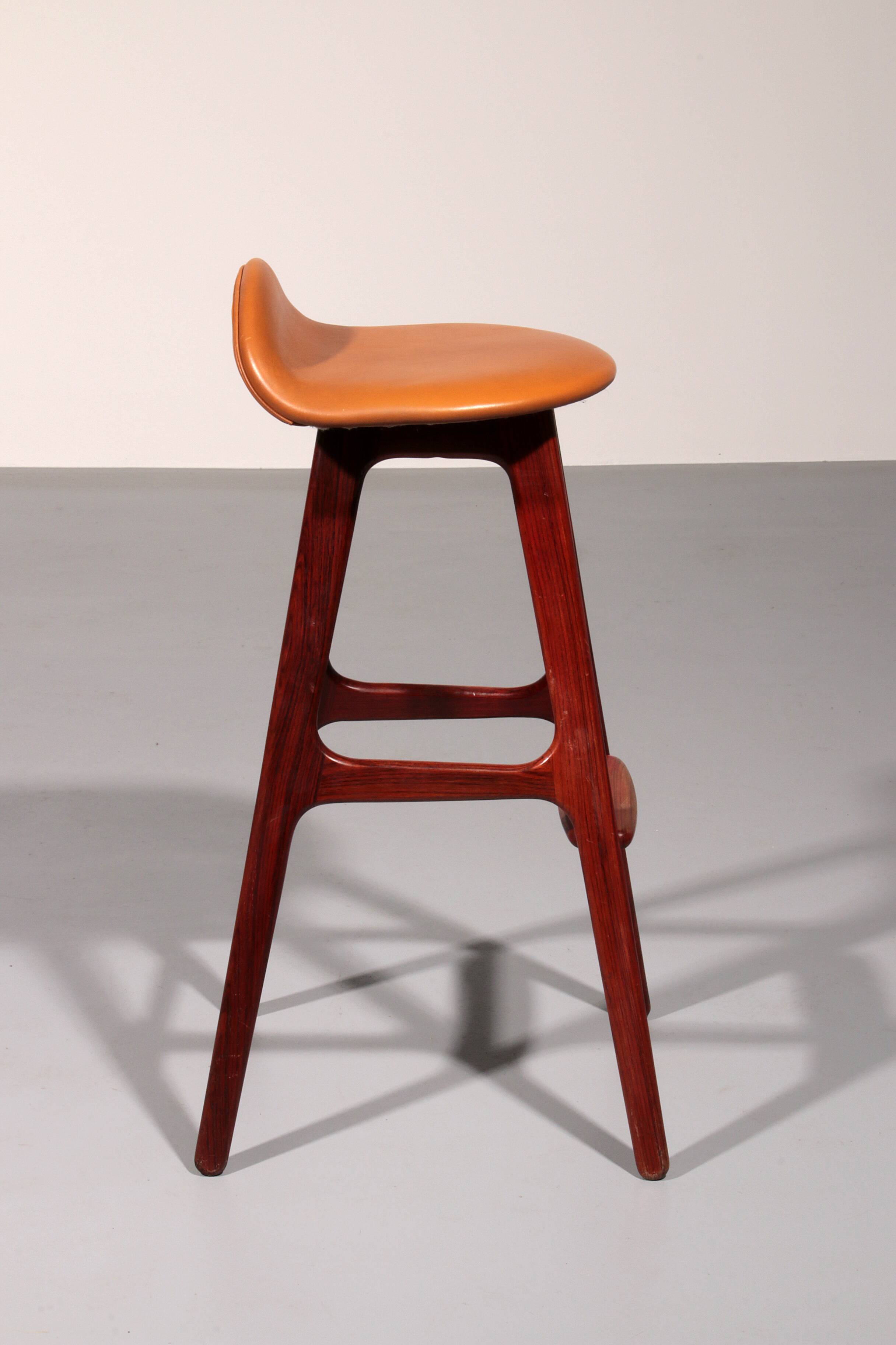 Tabouret de bar danois moderne modèle OD-61 en cuir et bois par Erik Buch pour Oddense Møbelfabrik, 1964