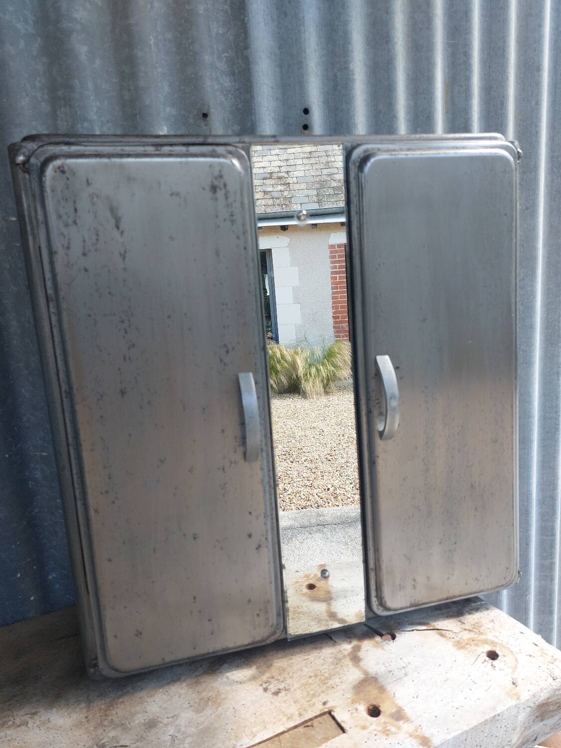 Metal wall-mounted cabinet