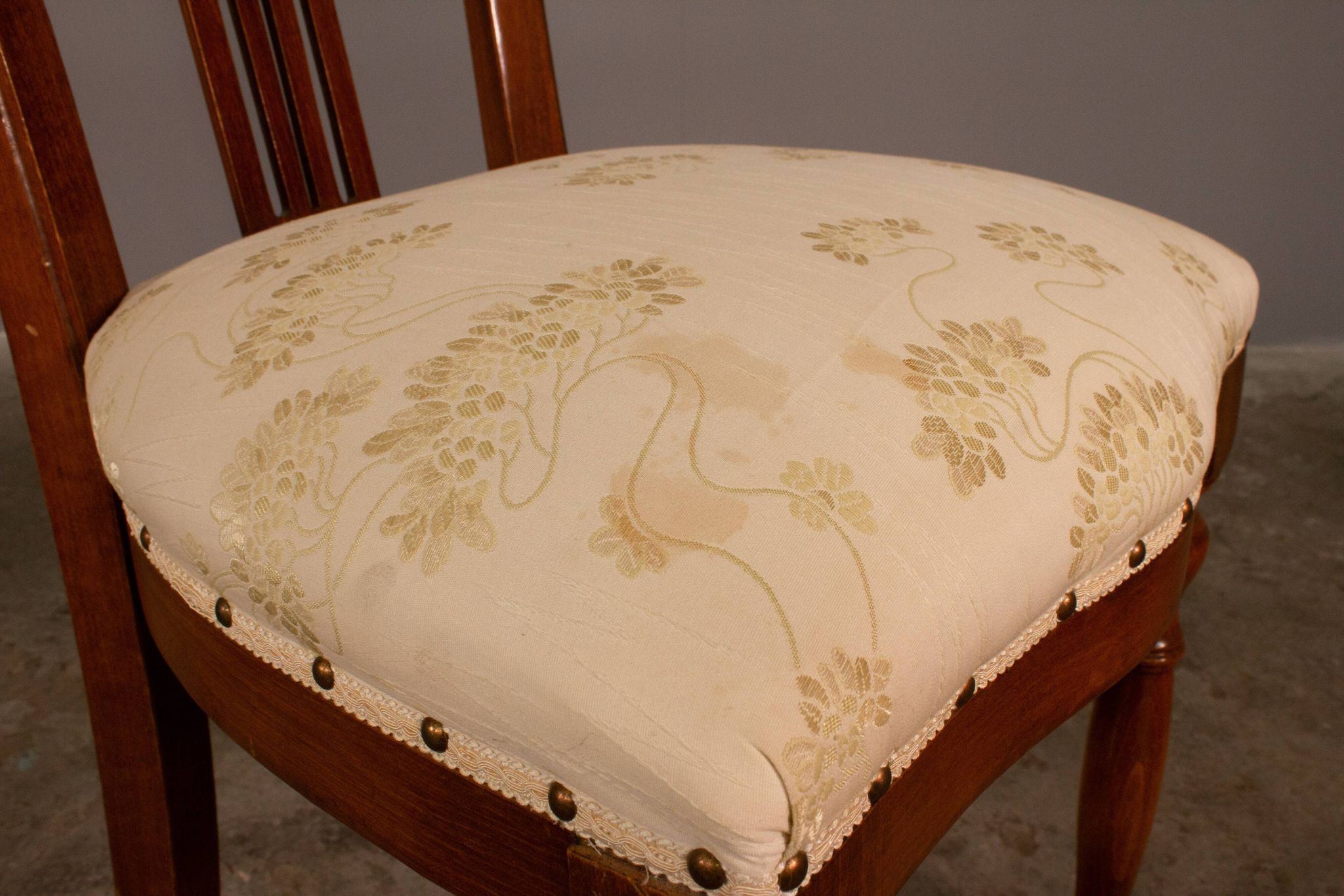 Upholstered damask table and 4 cherry chairs from the 80s