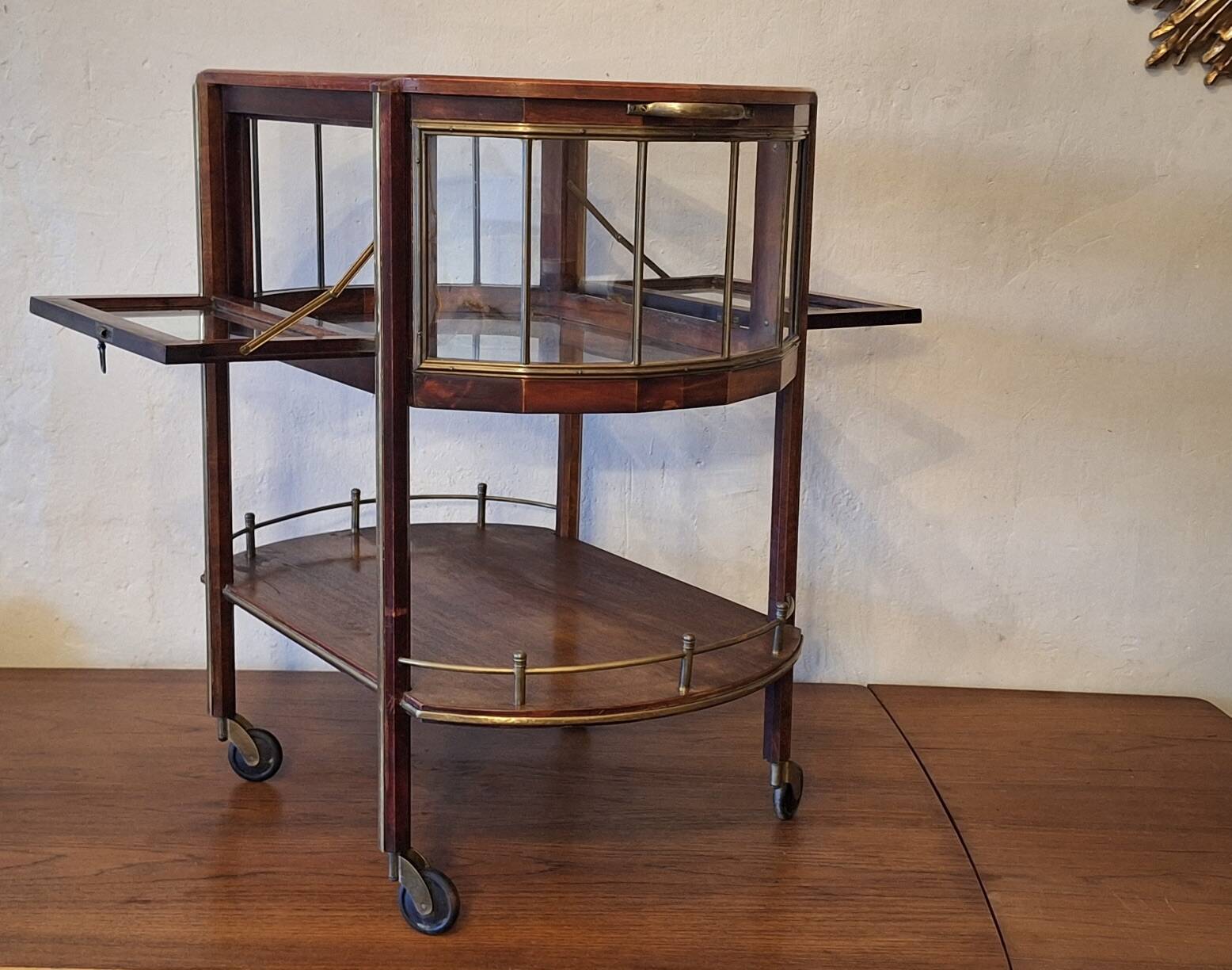 Serving trolley / bar cart in mahogany, brass and glass, 1920