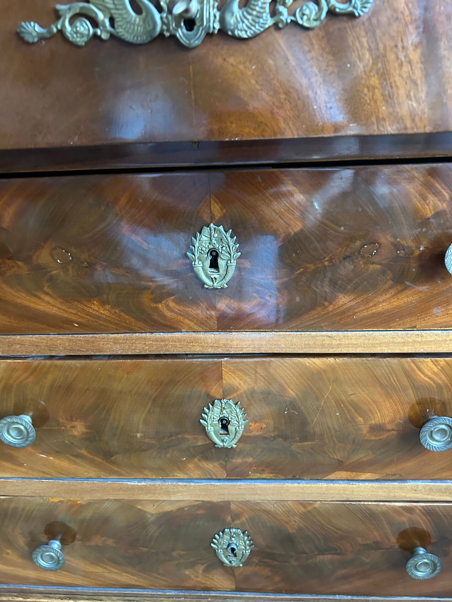 Empire commode from the 19th century in flame mahogany – Original intact black marble