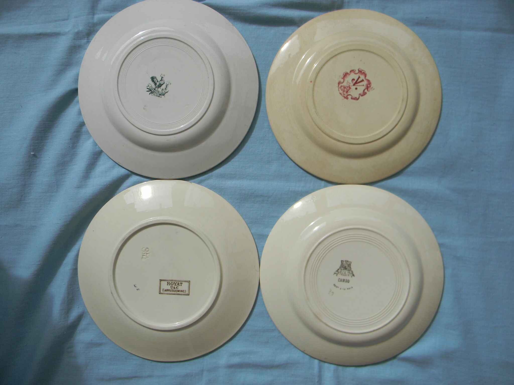Miscellaneous set of 4 old flat earthenware plates.