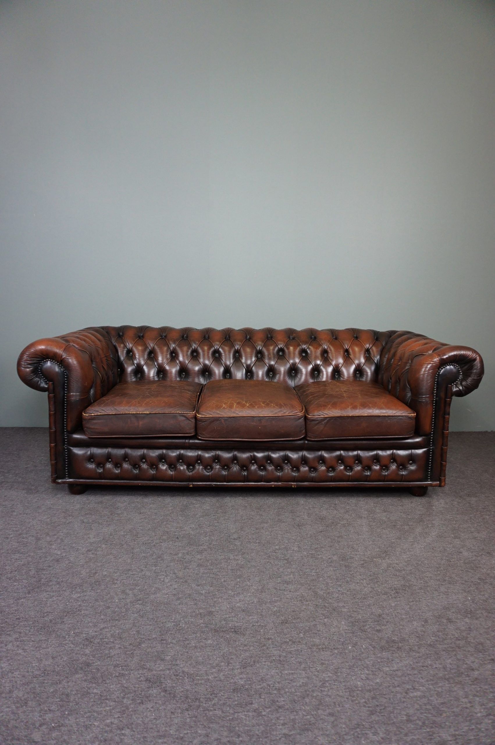 Chesterfield sofa 2.5 seats in cowhide leather