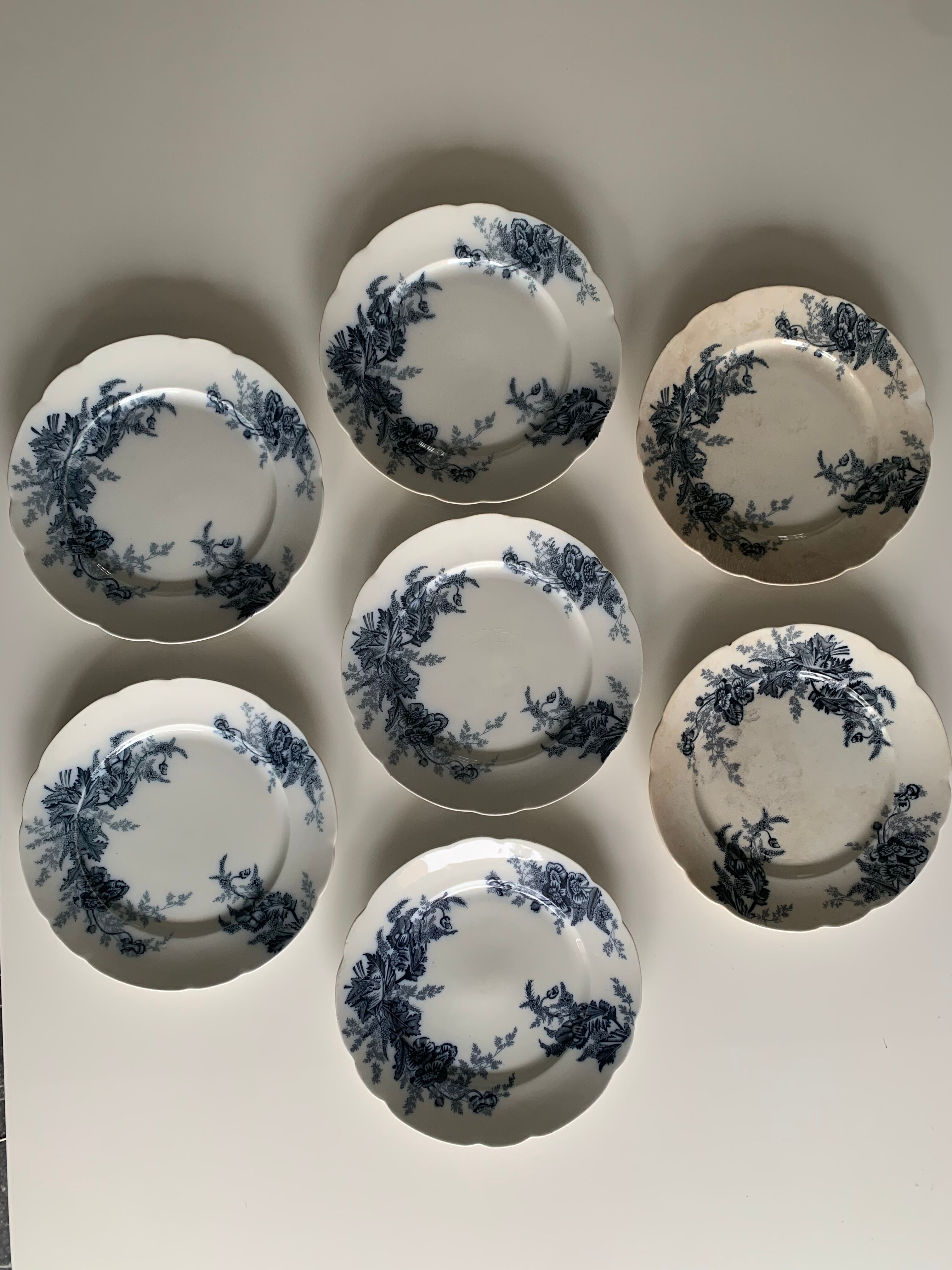 Set of seven flat plates in Johnson Bros English porcelain