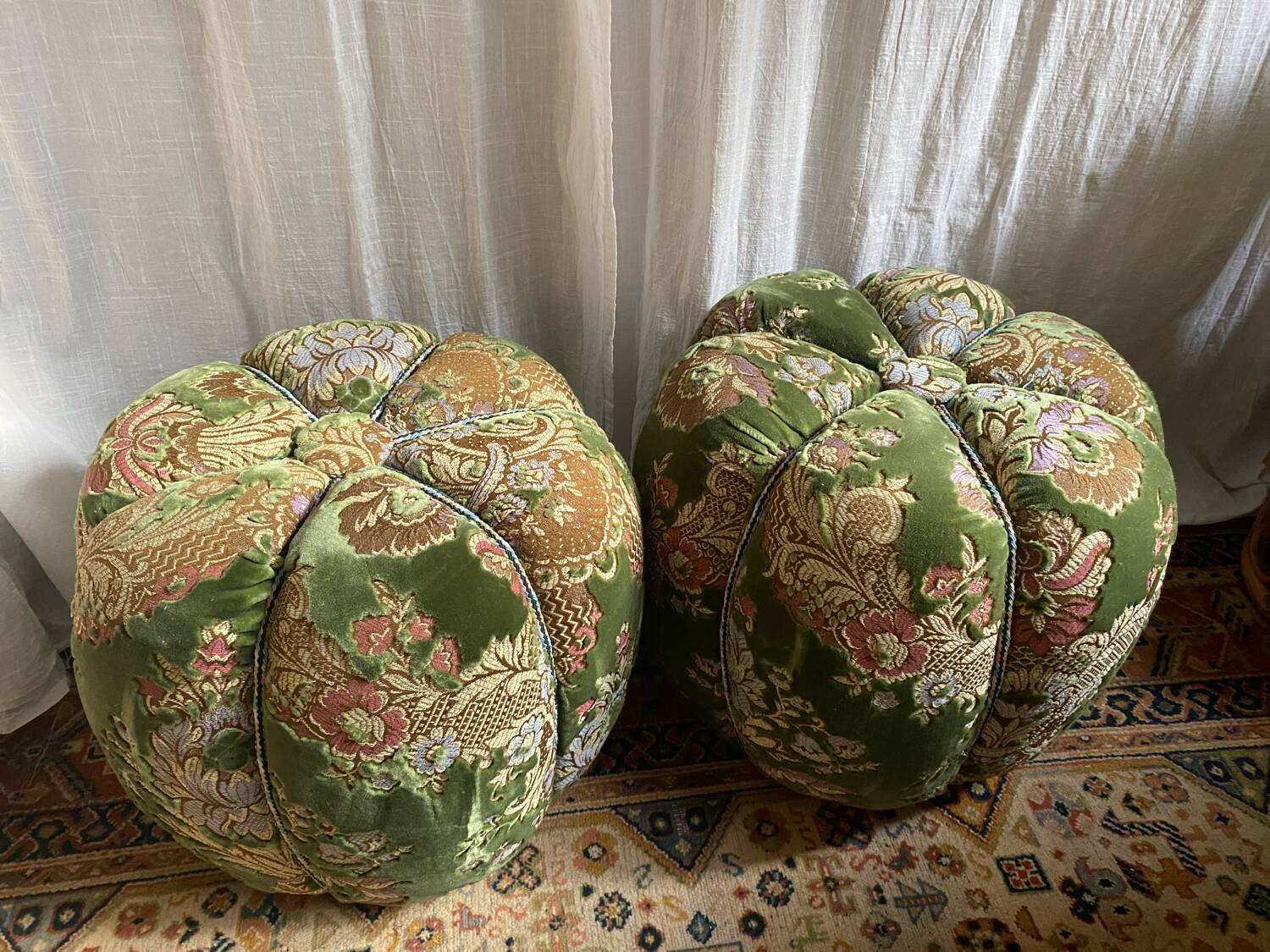 Duo de poufs en velours fleuri