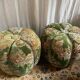 Duo de poufs en velours fleuri