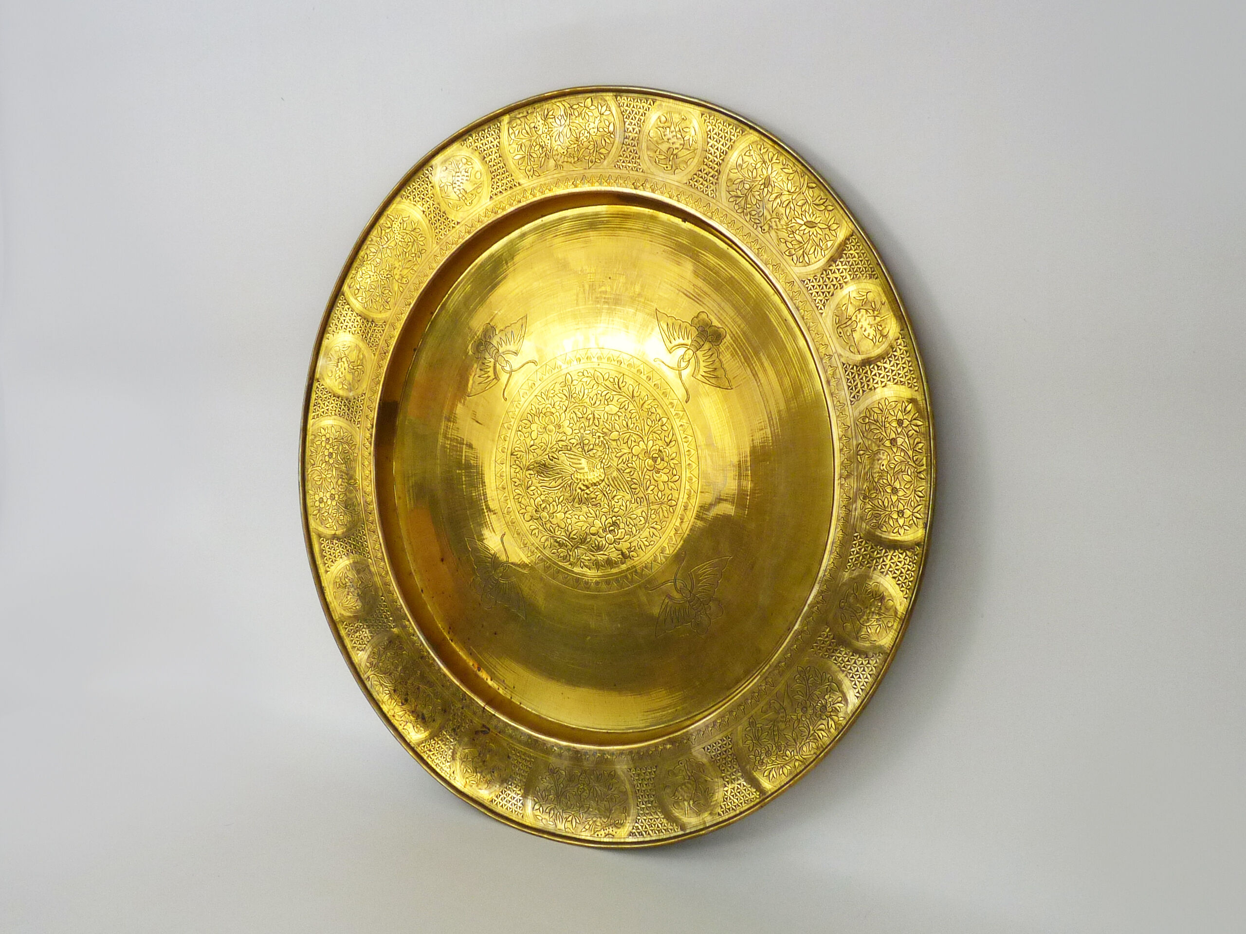 Plateau asiatique ( Laos ou Chine ) en bronze doré. Diamètre : 52,5 cm