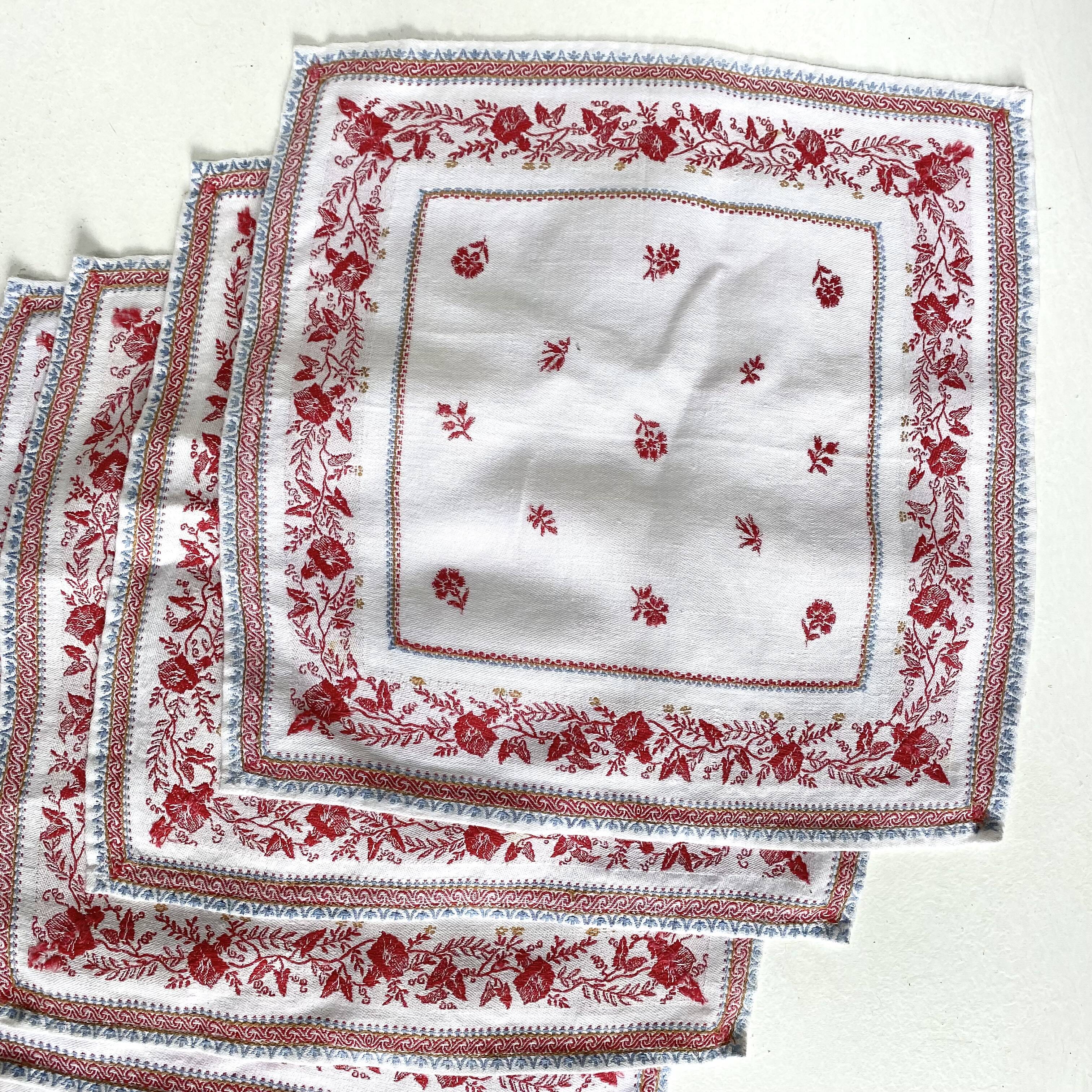 Serviettes de table anciennes brodées en coton