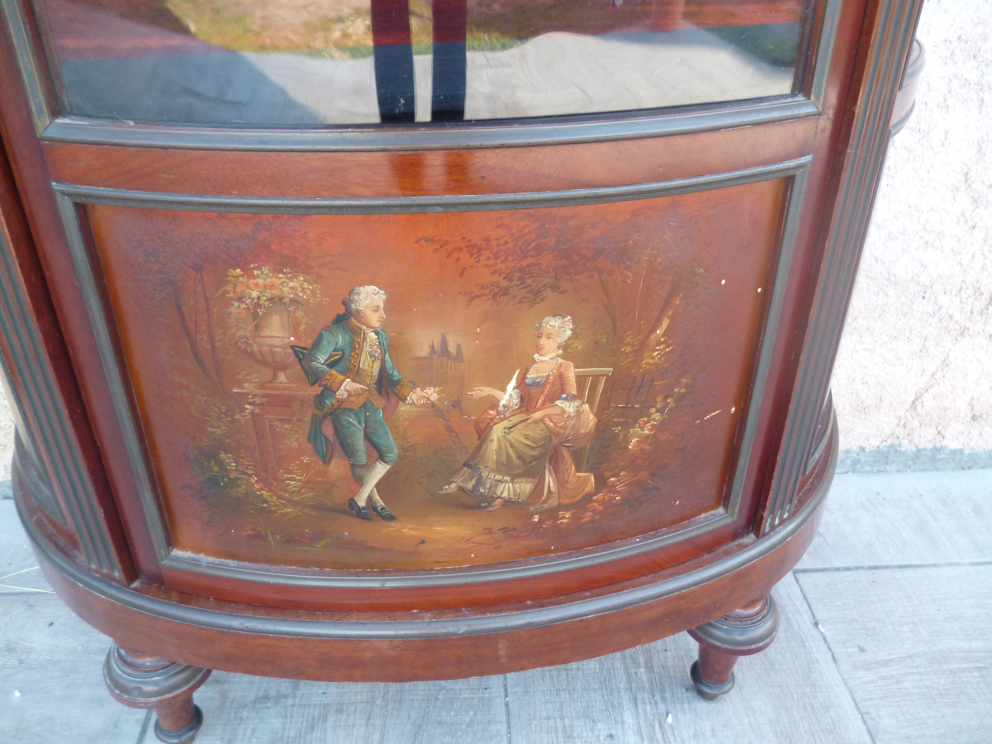 Showcase curved style louis xv