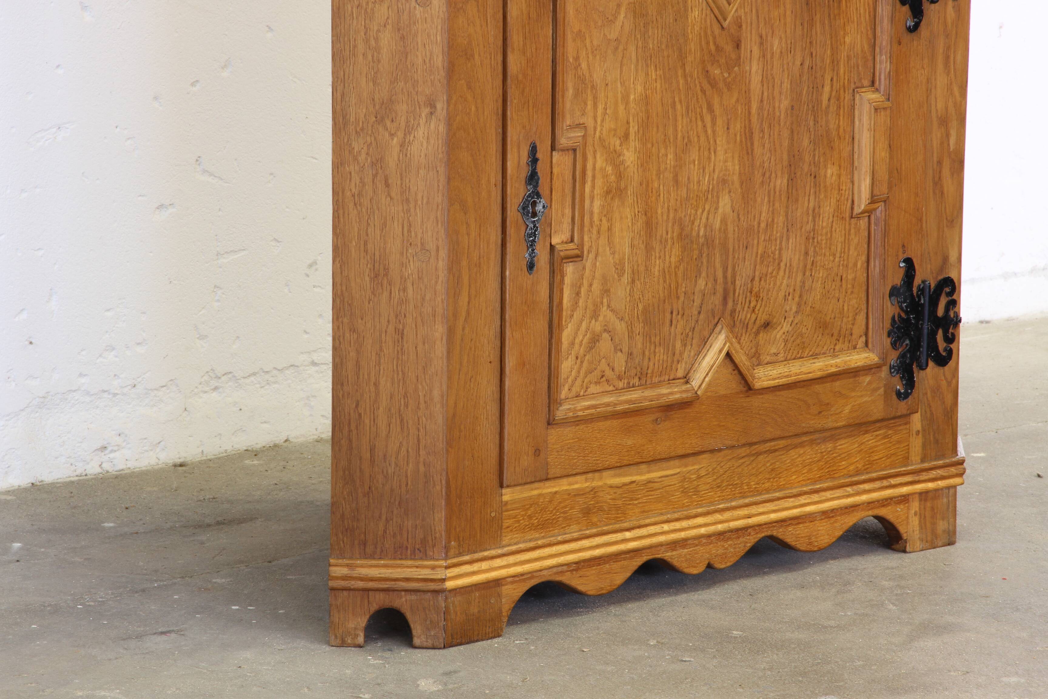 Cabinet d'angle vintage des années 1960 en chêne massif dans le style de Kjærnulf, design danois moderne.