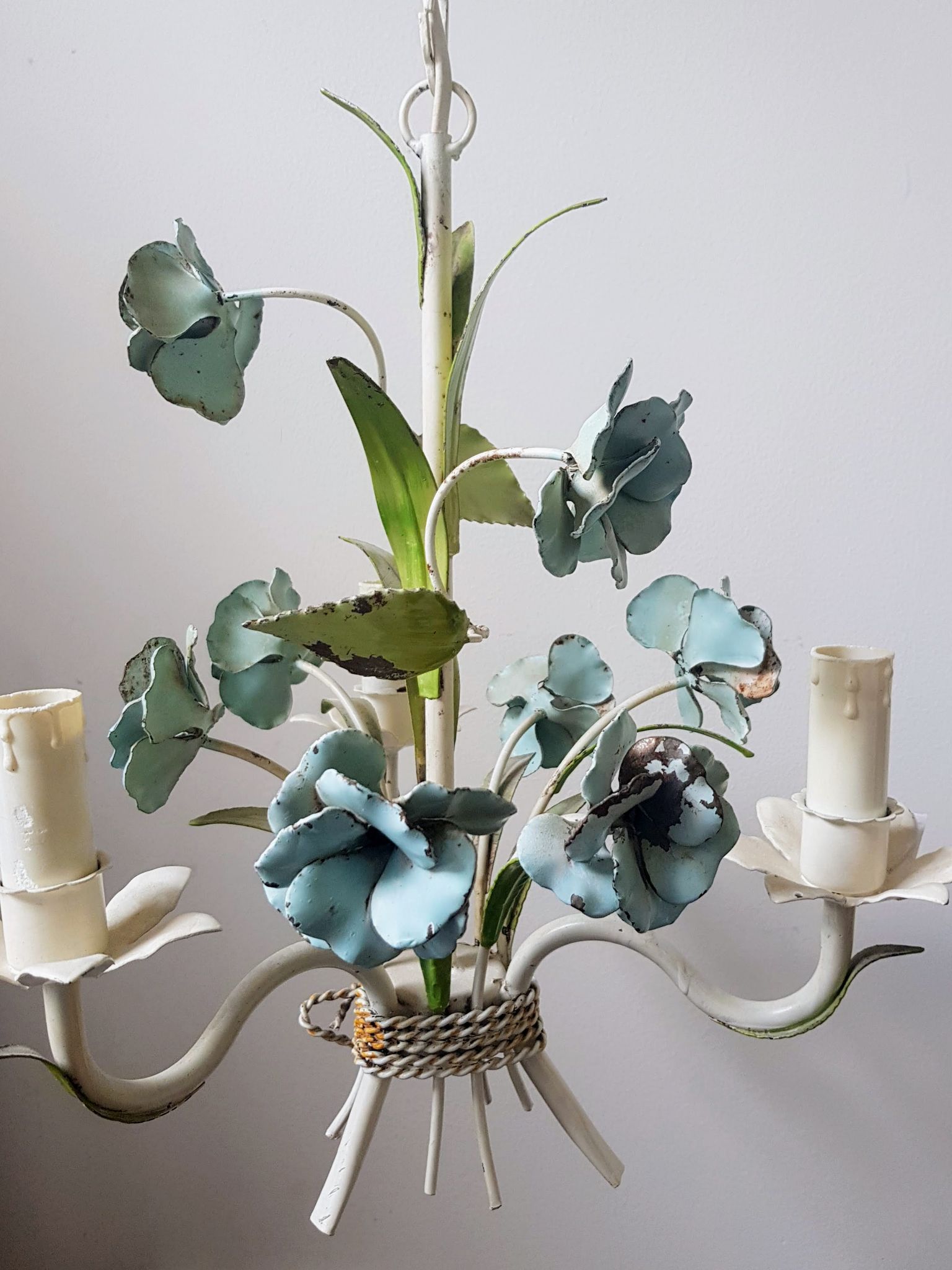 Lustre tole vintage avec roses bleu clair années 1960