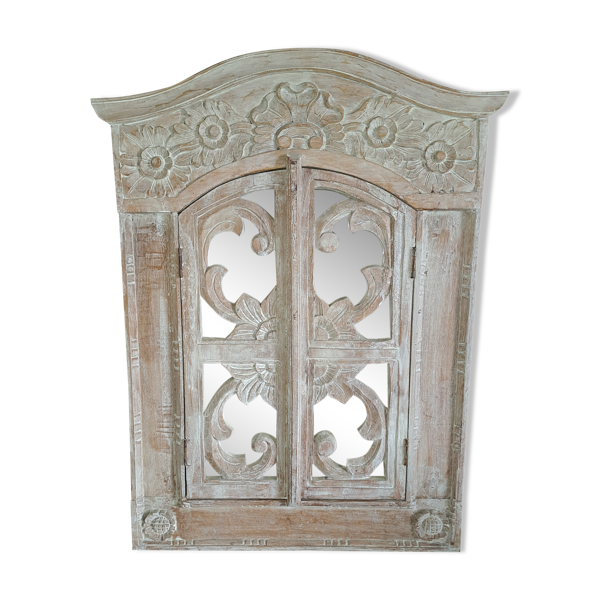 Miroir sculpté bois blanc 1990 décoratif sculpté à volets ouvrants sur un miroir carré — Beyit