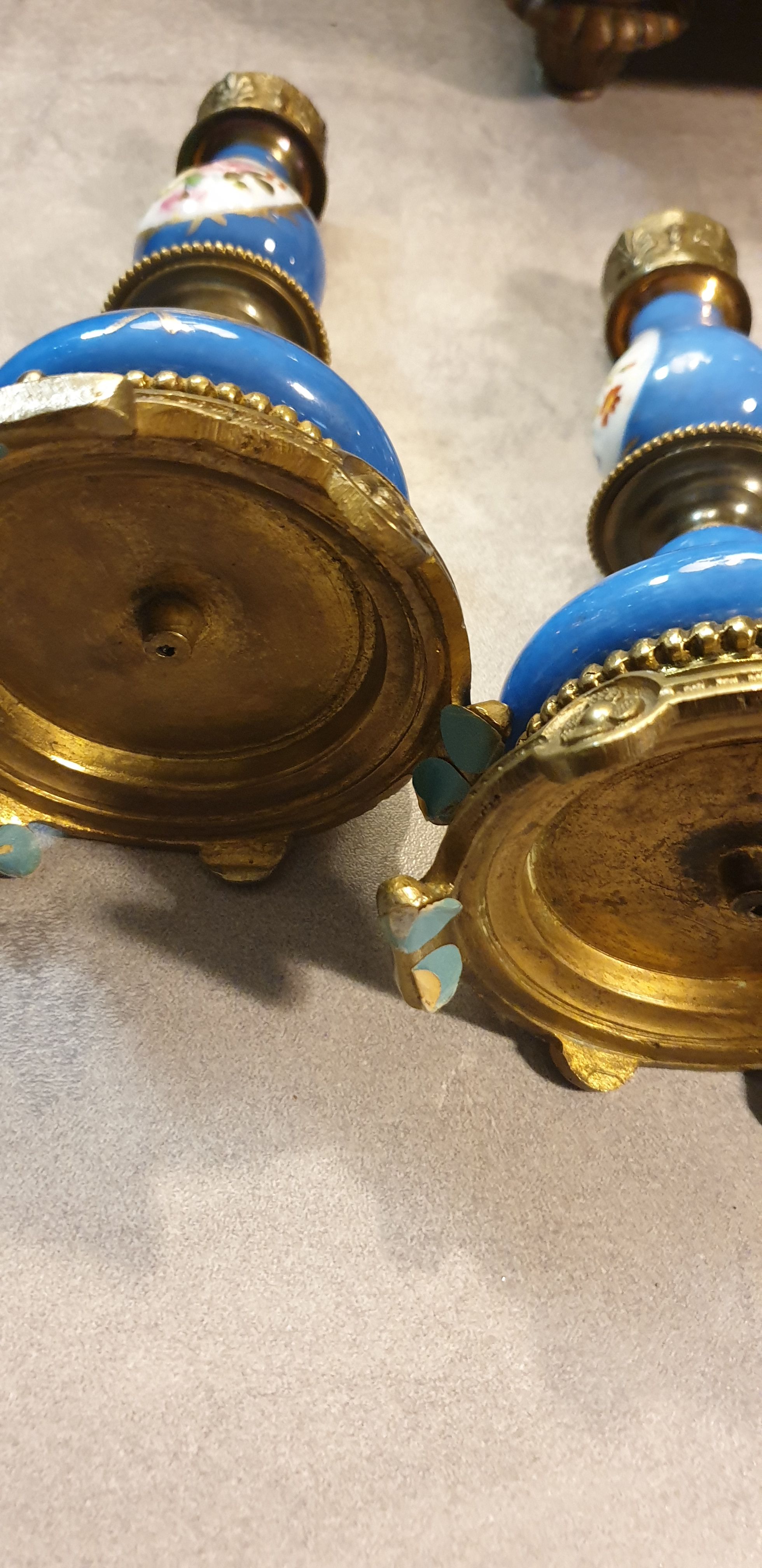 Pair of xixth candle holders, in bronze and enamelled porcelain