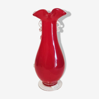 Vase en verre rouge