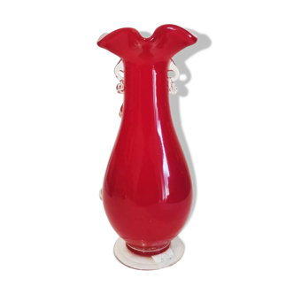 Vase en verre rouge