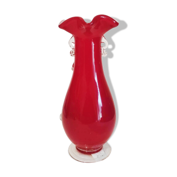 Vase en verre rouge