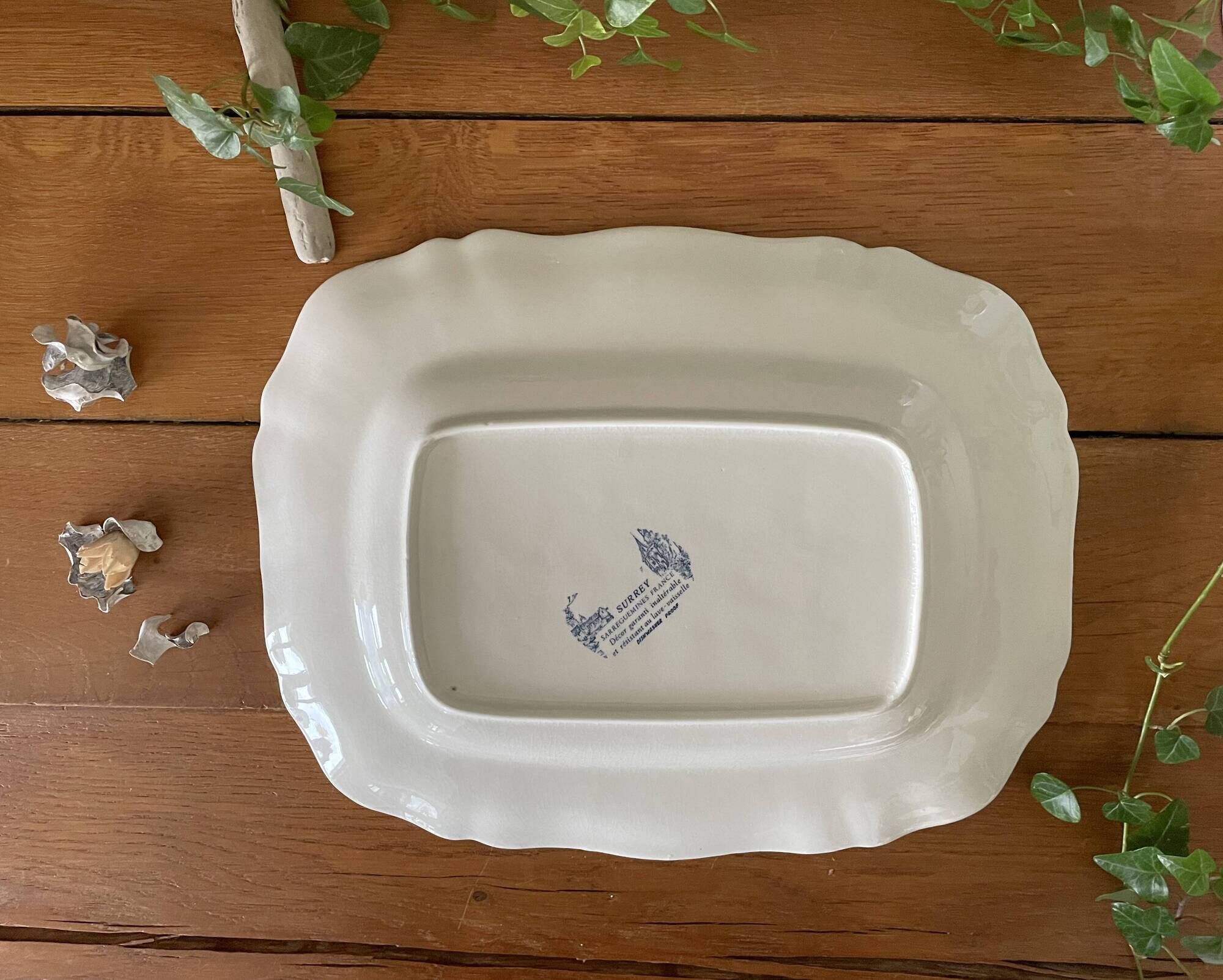 Antique rectangular plate in Sarreguemines earthenware.