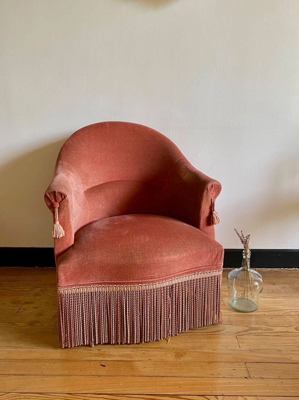 Pink toad armchair