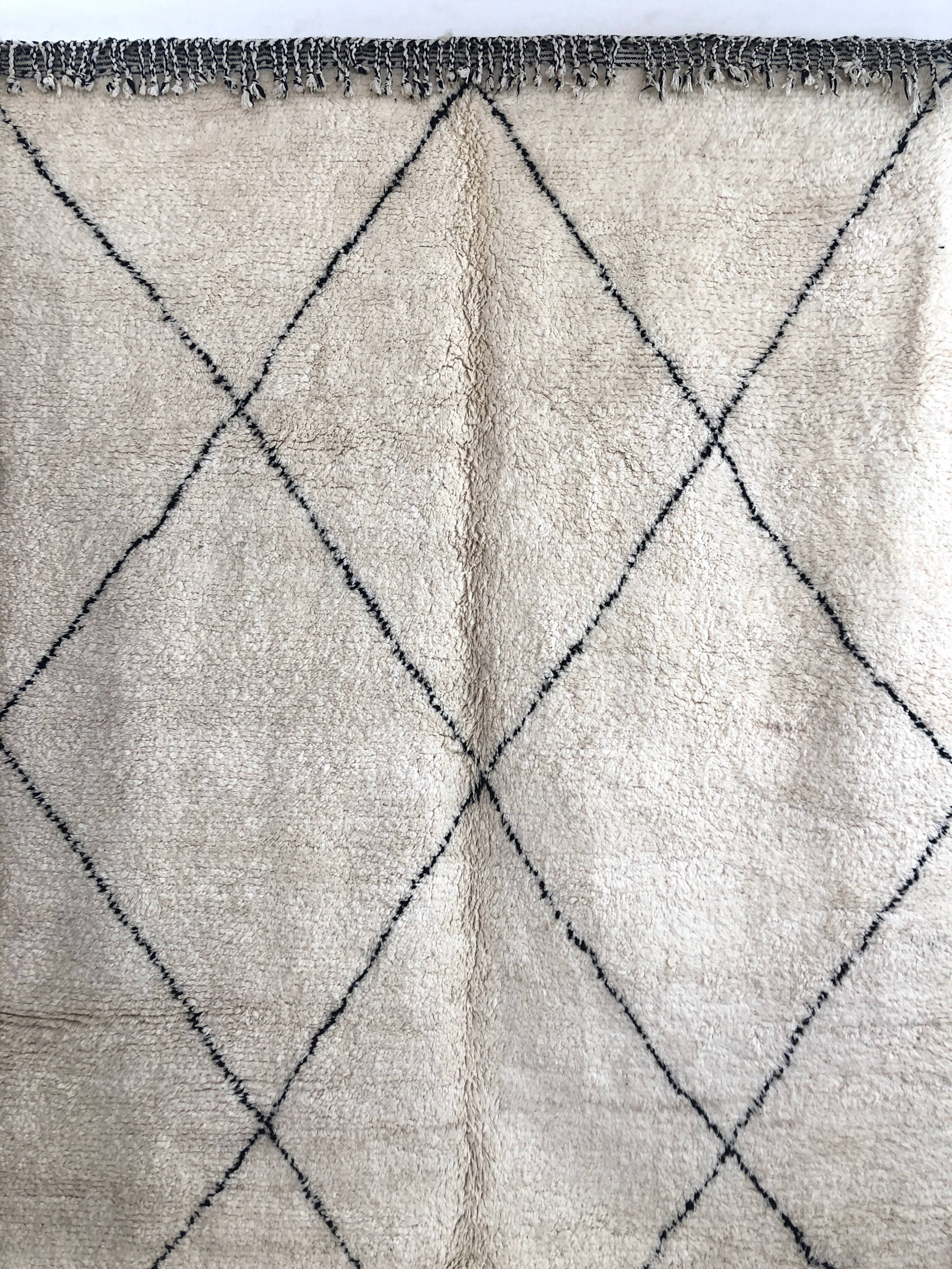 Moroccan Berber carpet Beni Ouarain with black diamonds 3,05x2.09m