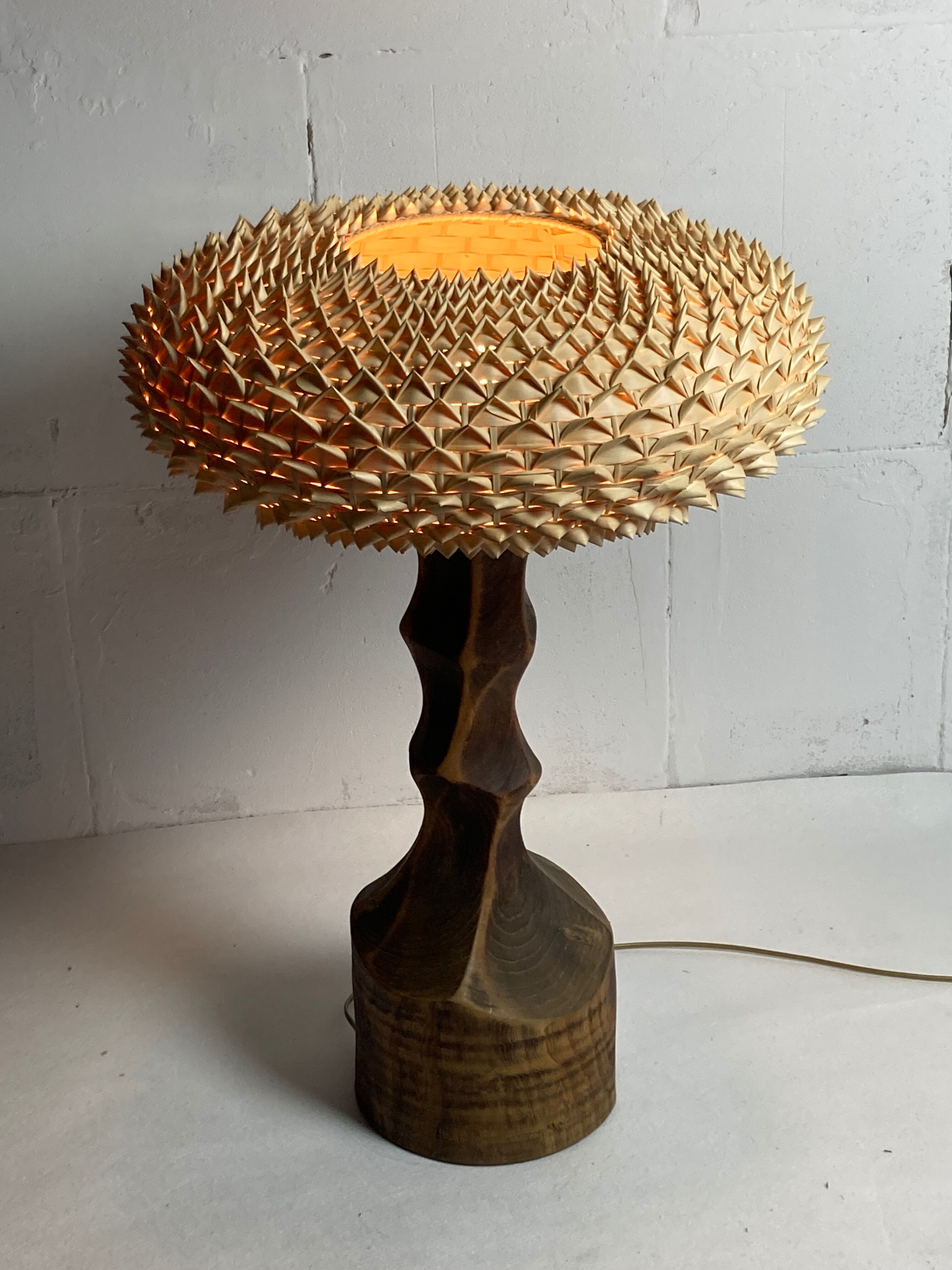 Large brutalist table lamp with rattan shade, Dutch ca 1960s ( 76 cm )