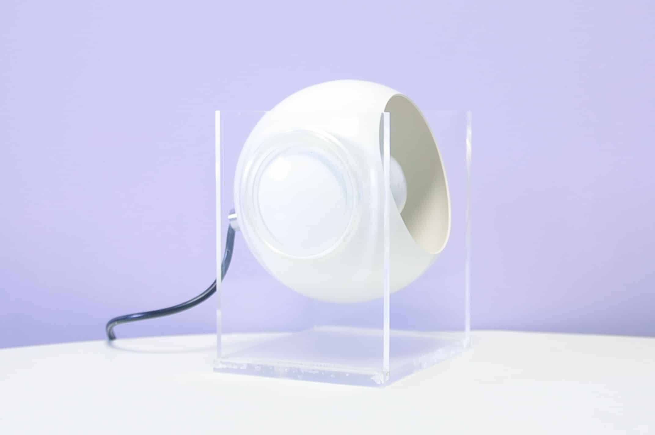 Lampe de table en cube avec sphère en métal