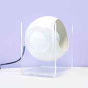 Lampe de table en cube avec sphère en métal
