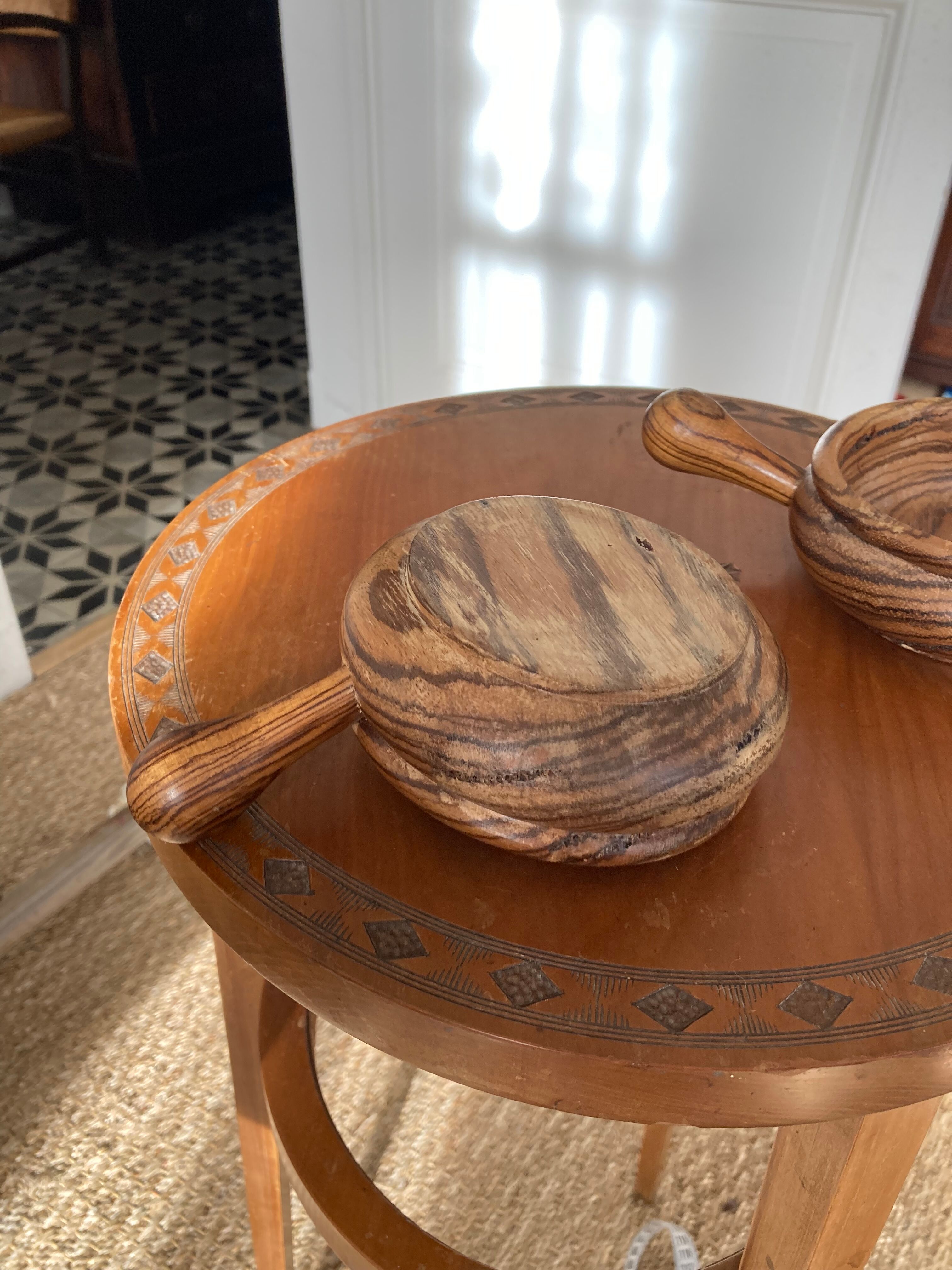 Duo of wooden raviers - vintage cup