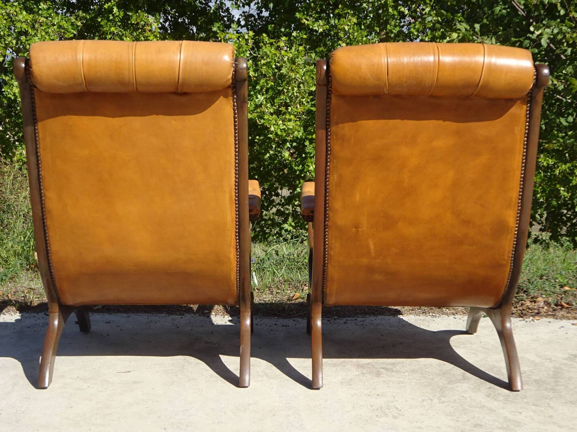 Fauteuils en bois et cuir capitonné, les 2
