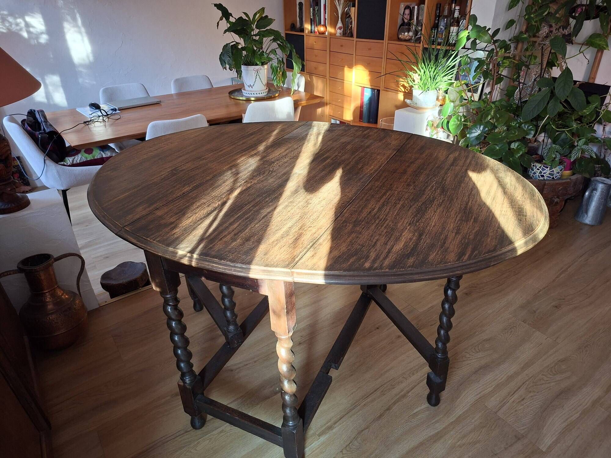 English folding table with turned legs, gateleg, in good condition, 19th century.