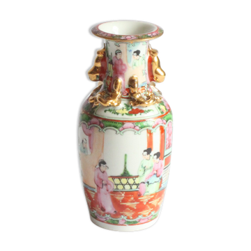 Famille rose medallion porcelain vase, early 20th century.