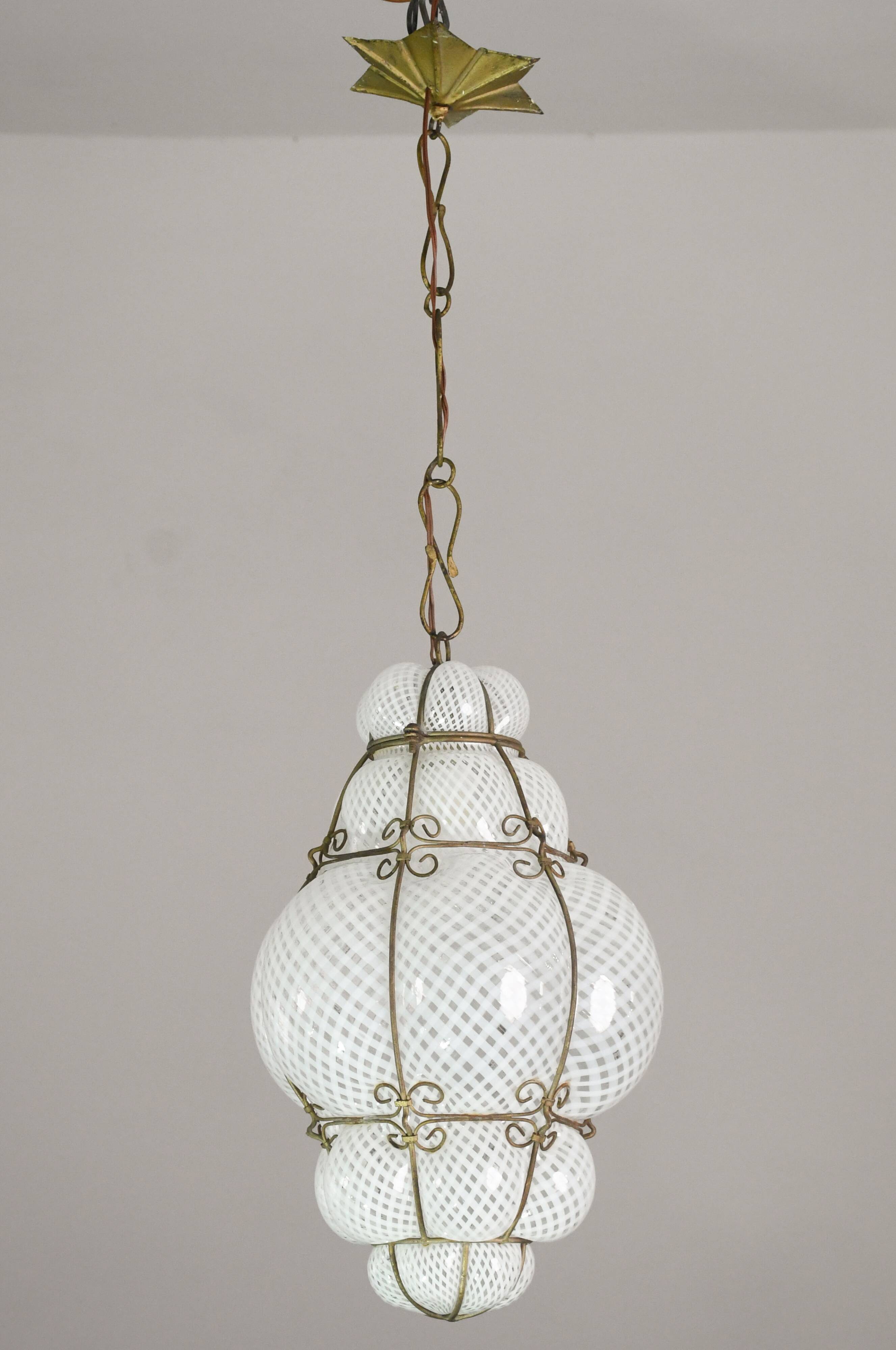 Amazing large Venetian lantern in Murano reticello glass, 1940s