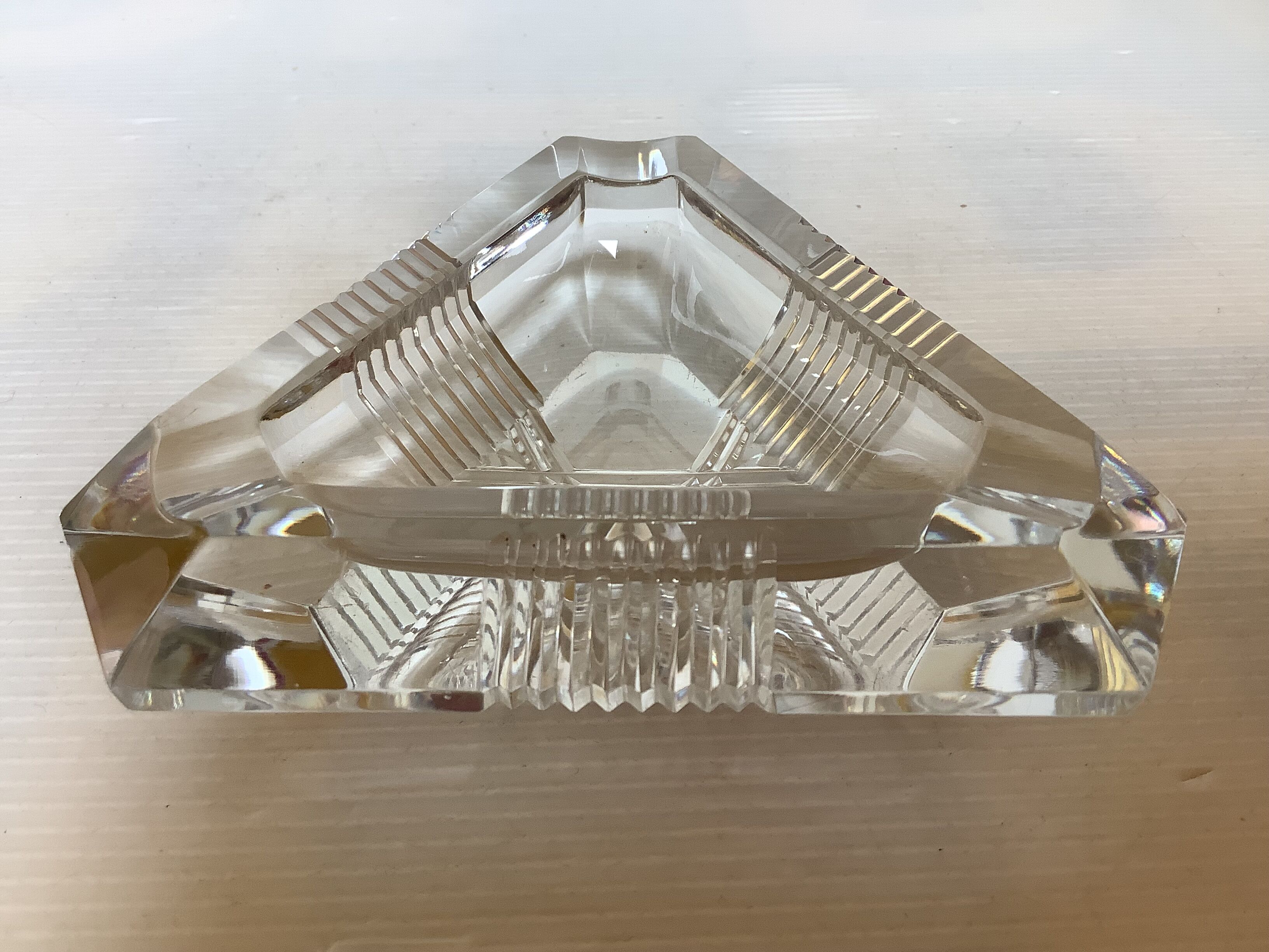 Triangular ashtray and pocket tray