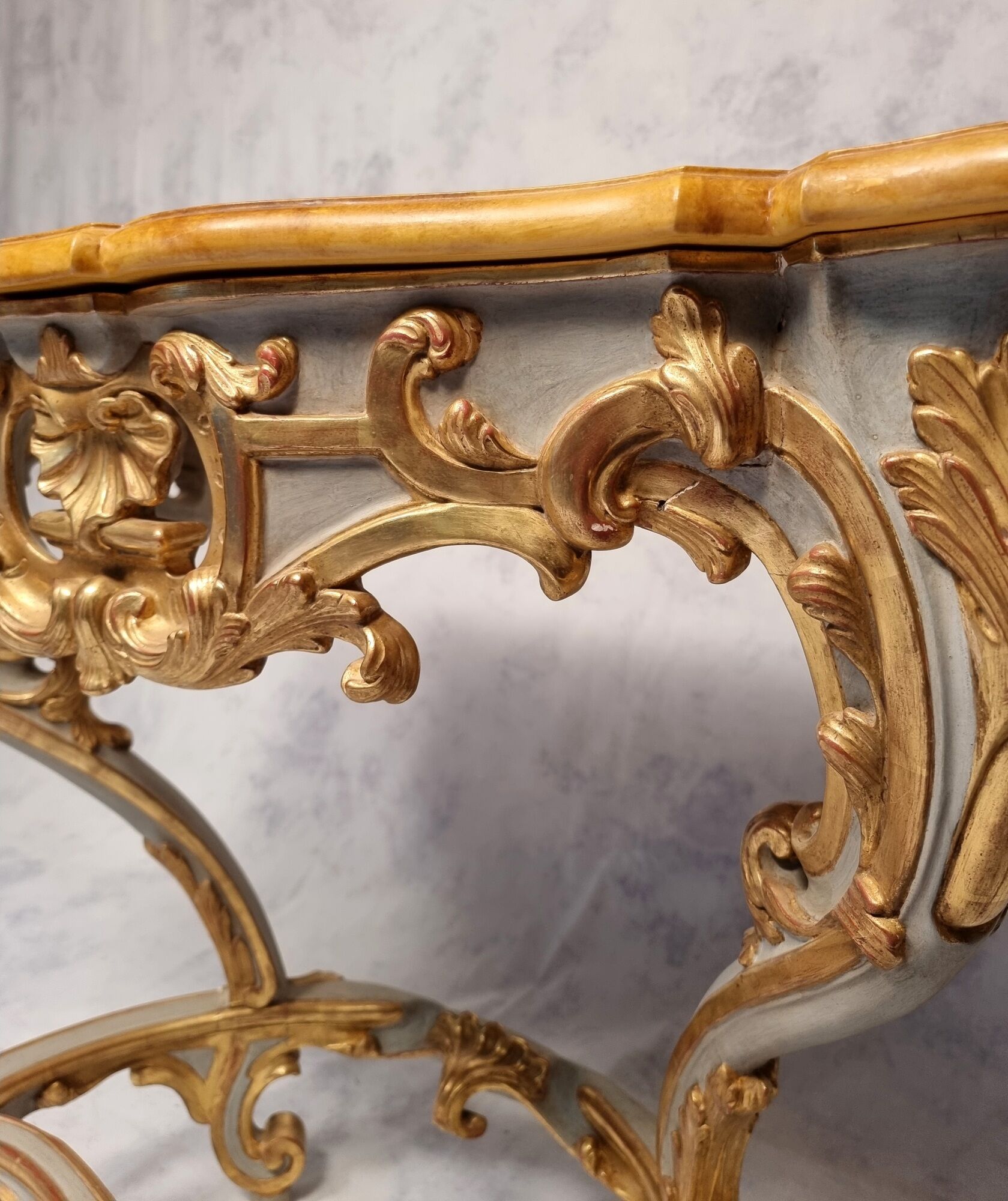 Console de style louis xv sur quatre pieds - bois laqué - 19ème
