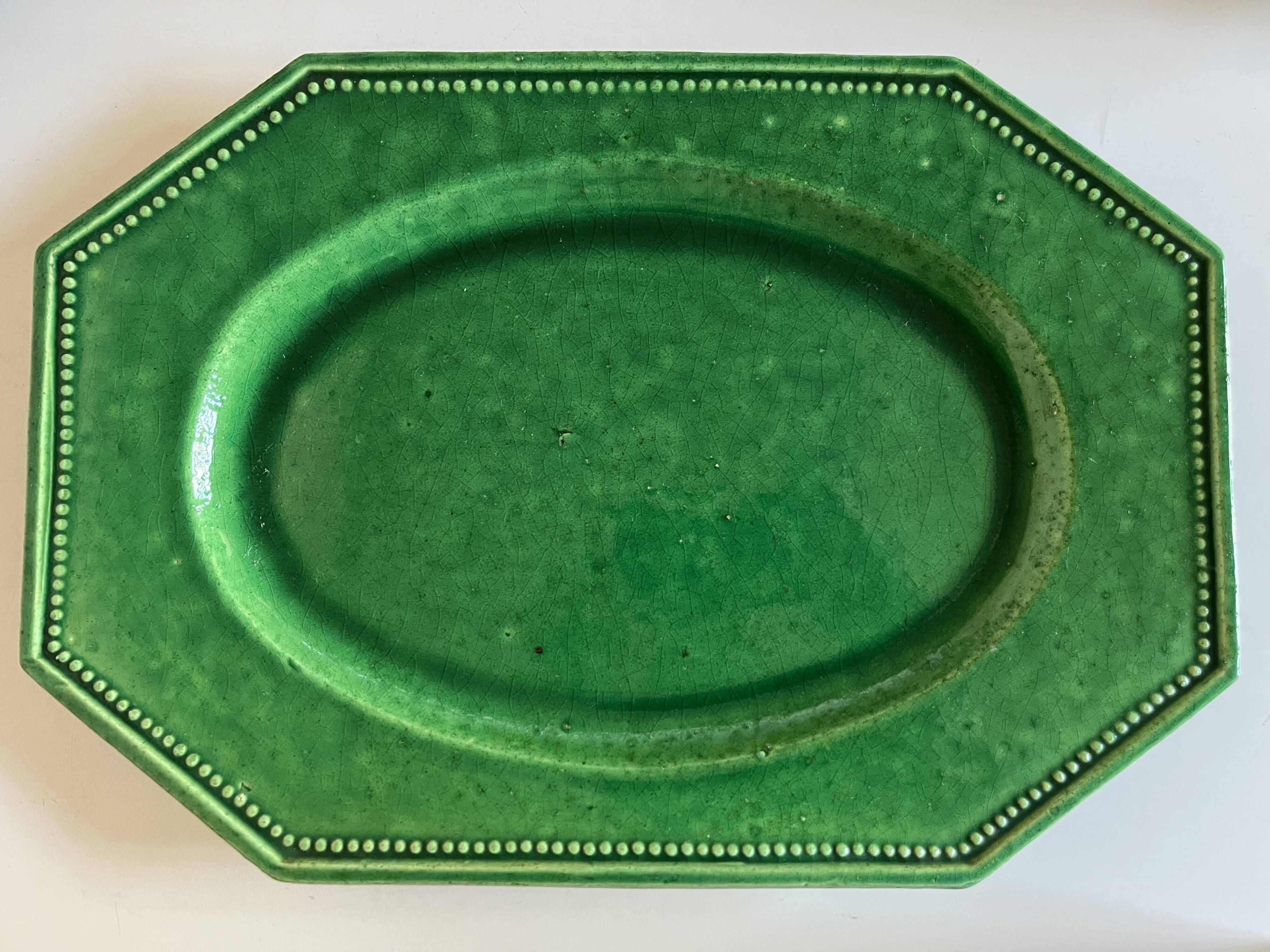 Plat néoclassique octogonal perles en terre vernissée vert XL