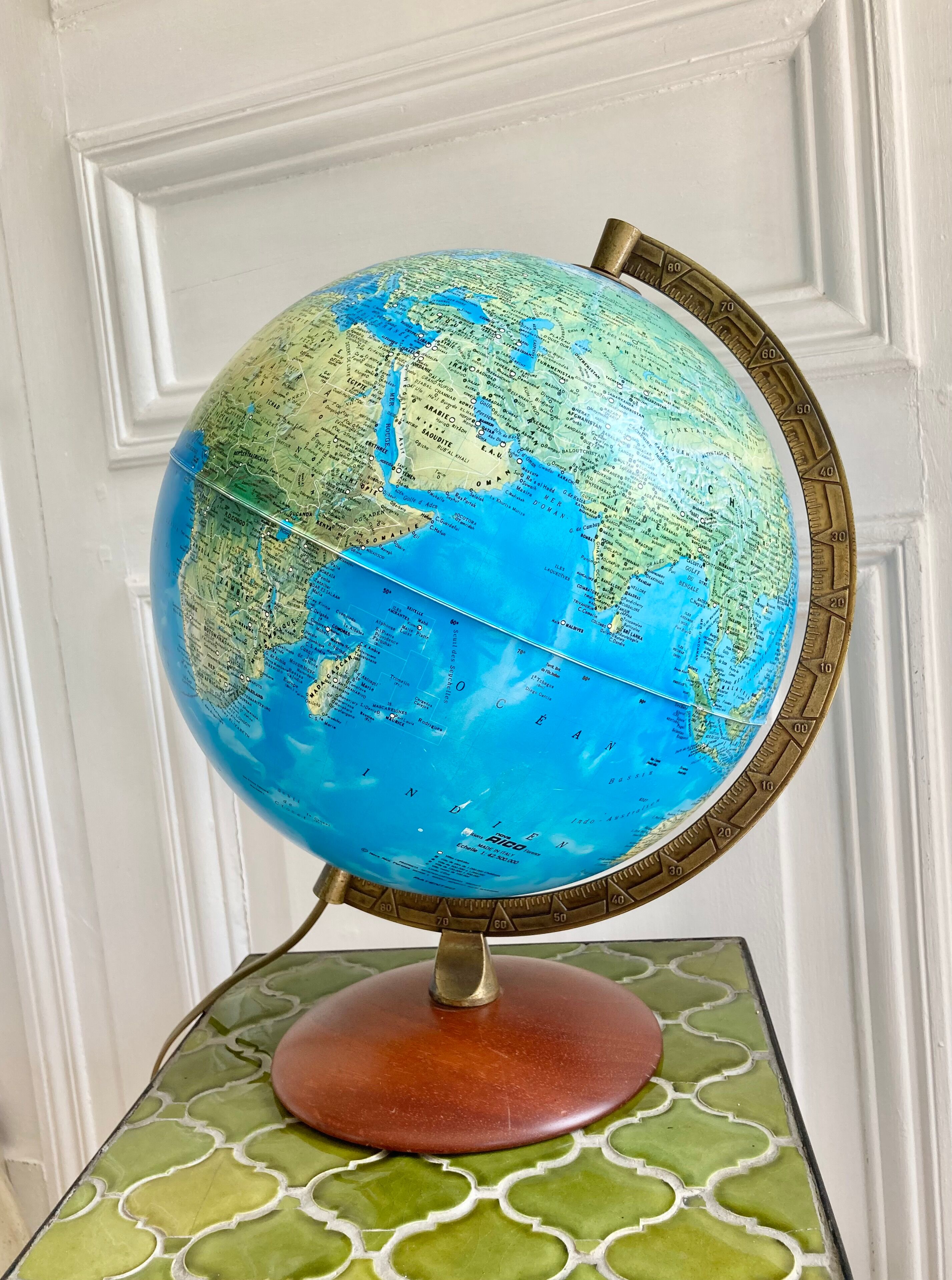 Mappemonde globe terrestre lumineux