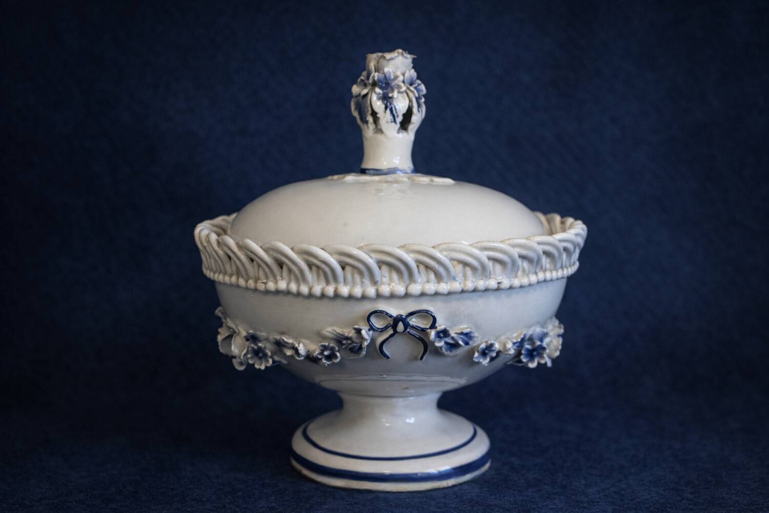 Antique porcelain sweet box from the late 19th century.