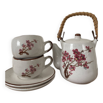 Ensemble Vintage de 2 Tasses à Thé, 2 Soucoupes et Théière en Grès – Motifs de Fleurs de Cerisier