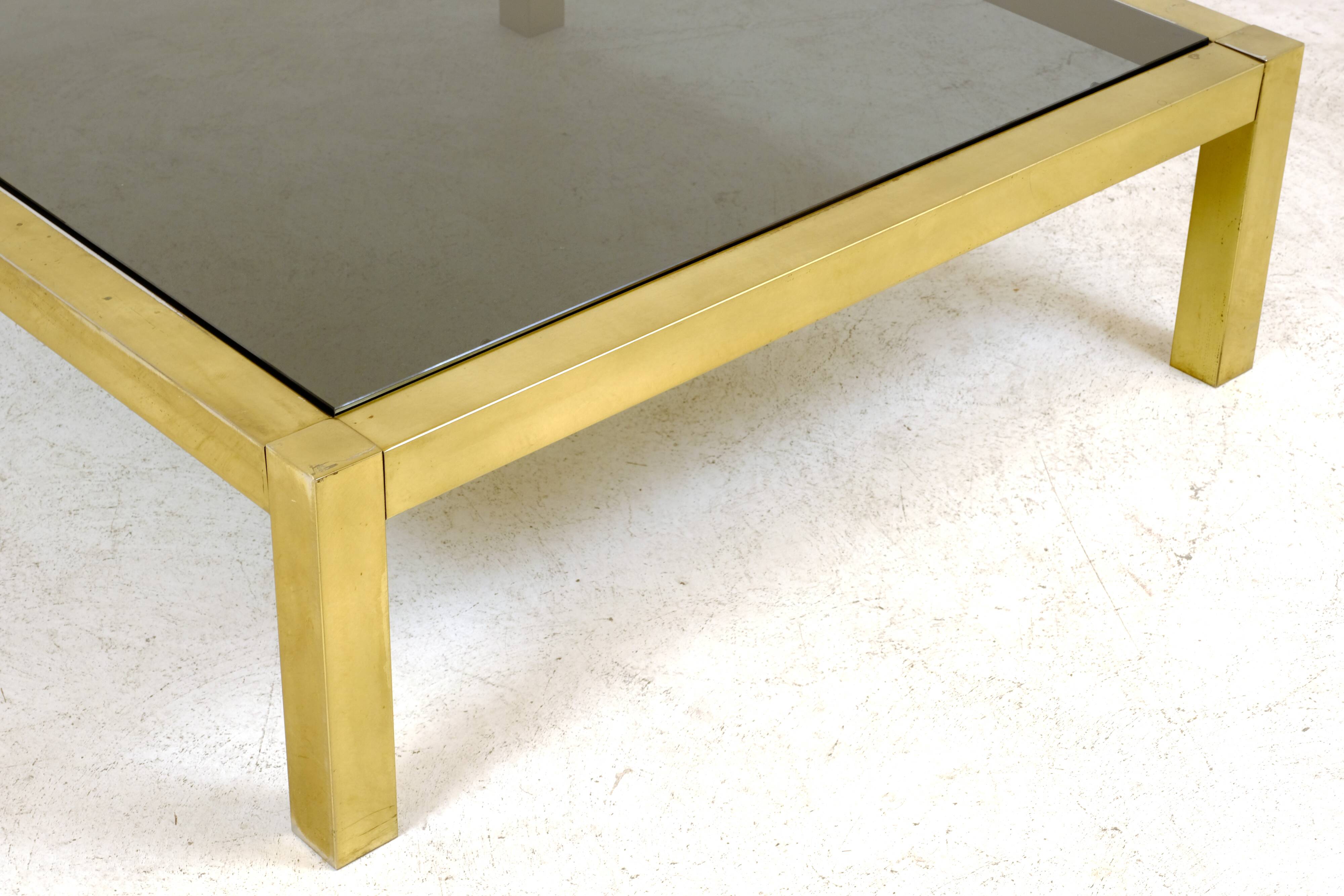 Table basse XXL laiton et verre fumé 1970