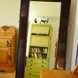 Free-standing mirror with leather frame