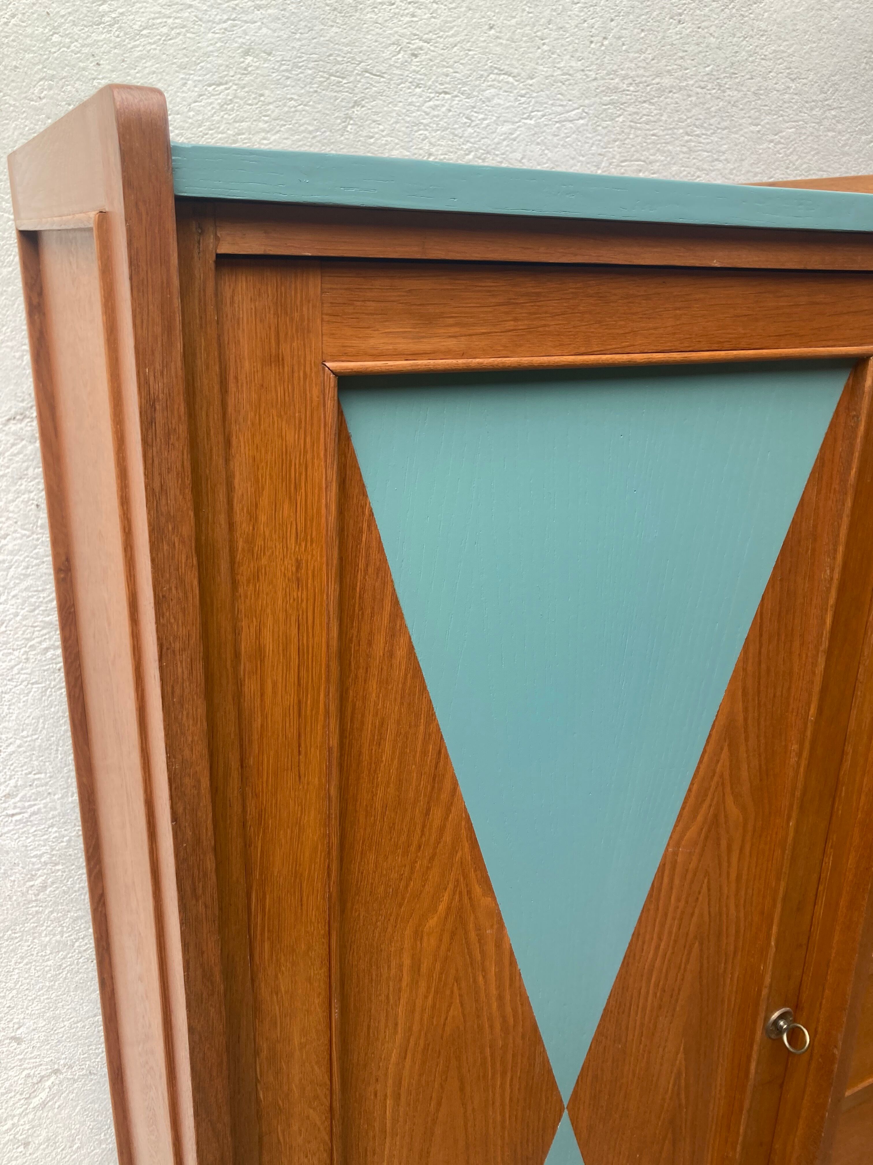 Asymmetrical cabinet