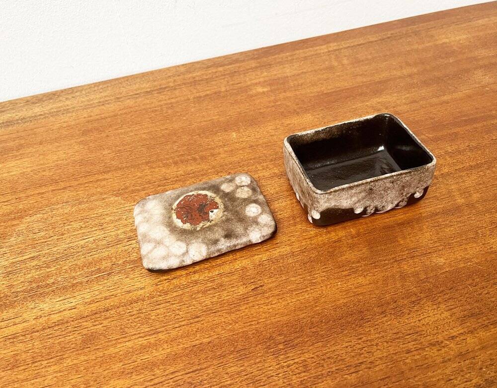 West German pottery box, fat lava WGP from the mid-century with lid, 1960s.