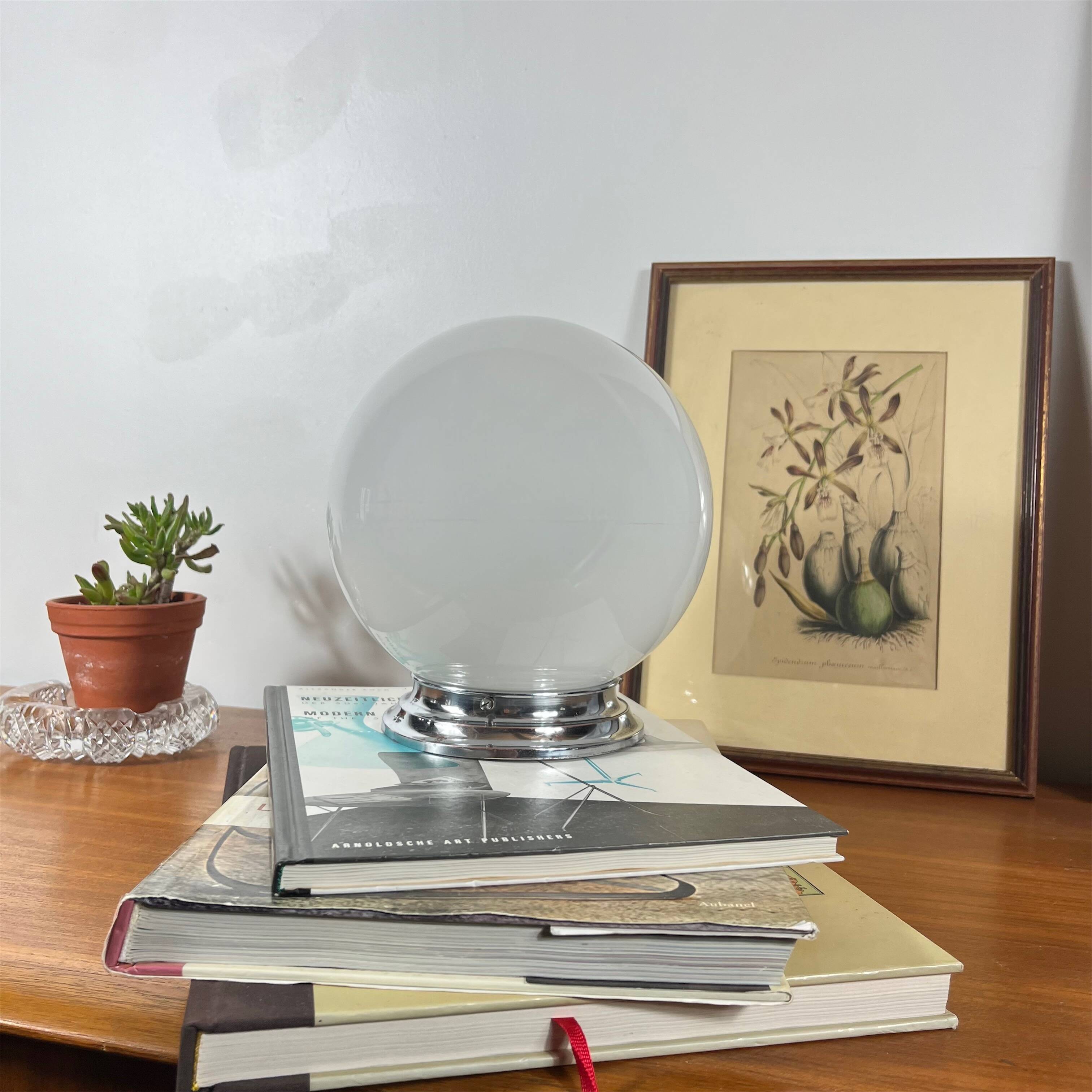 Plafonnier ou applique globe en verre opaline blanc 20 cm rosace chrome