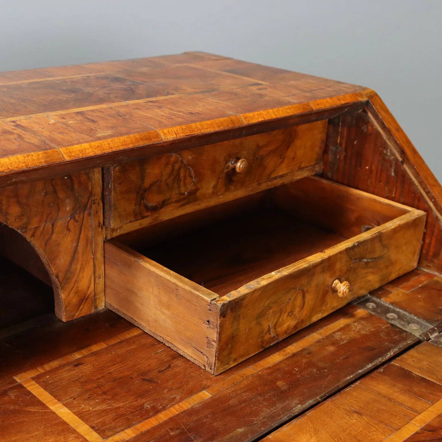 Walnut desk - Italy 18th century