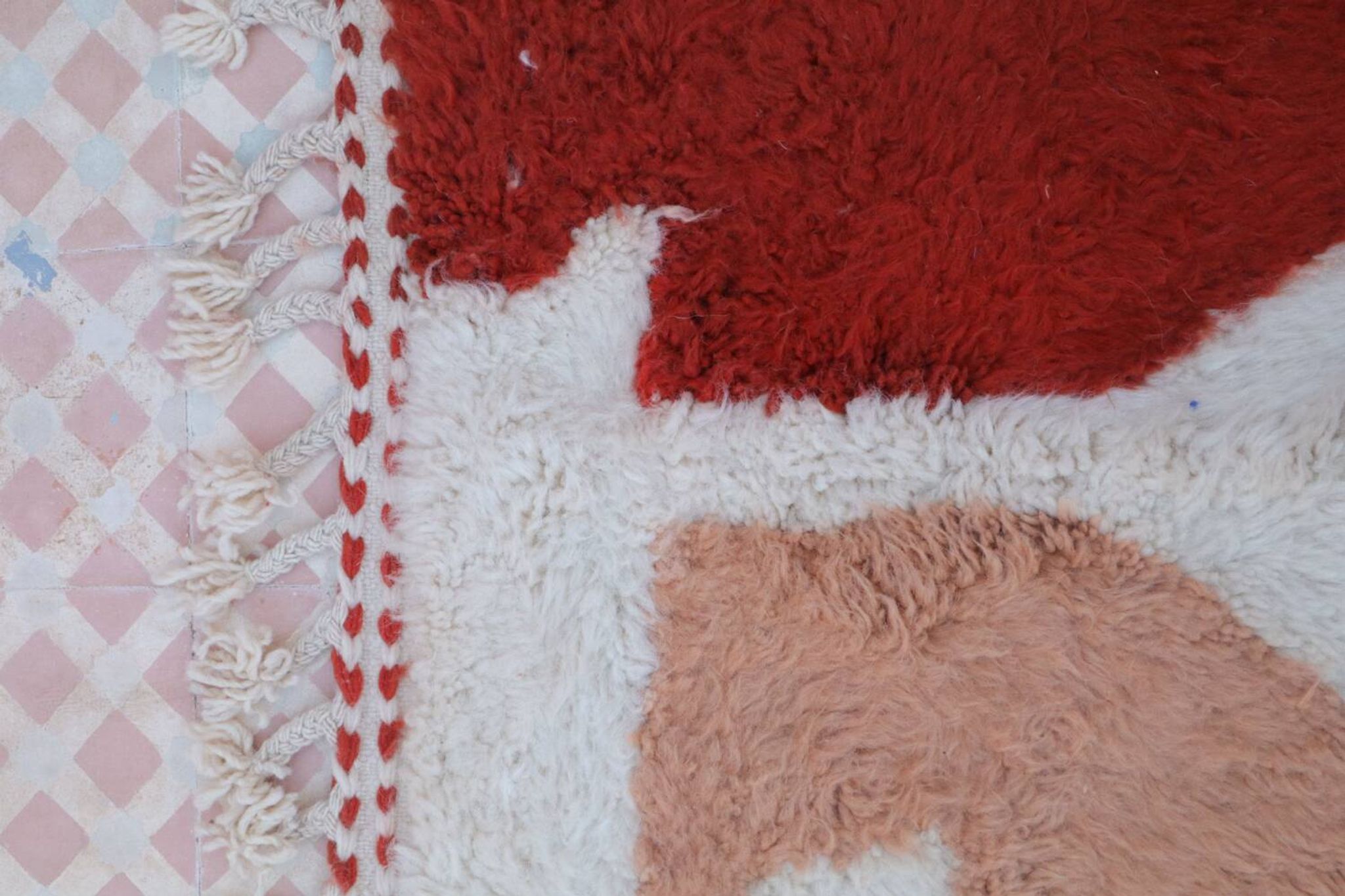 Tapis berbère marocain moderne blanc terracotta pêche