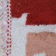 Tapis berbère marocain moderne blanc terracotta pêche