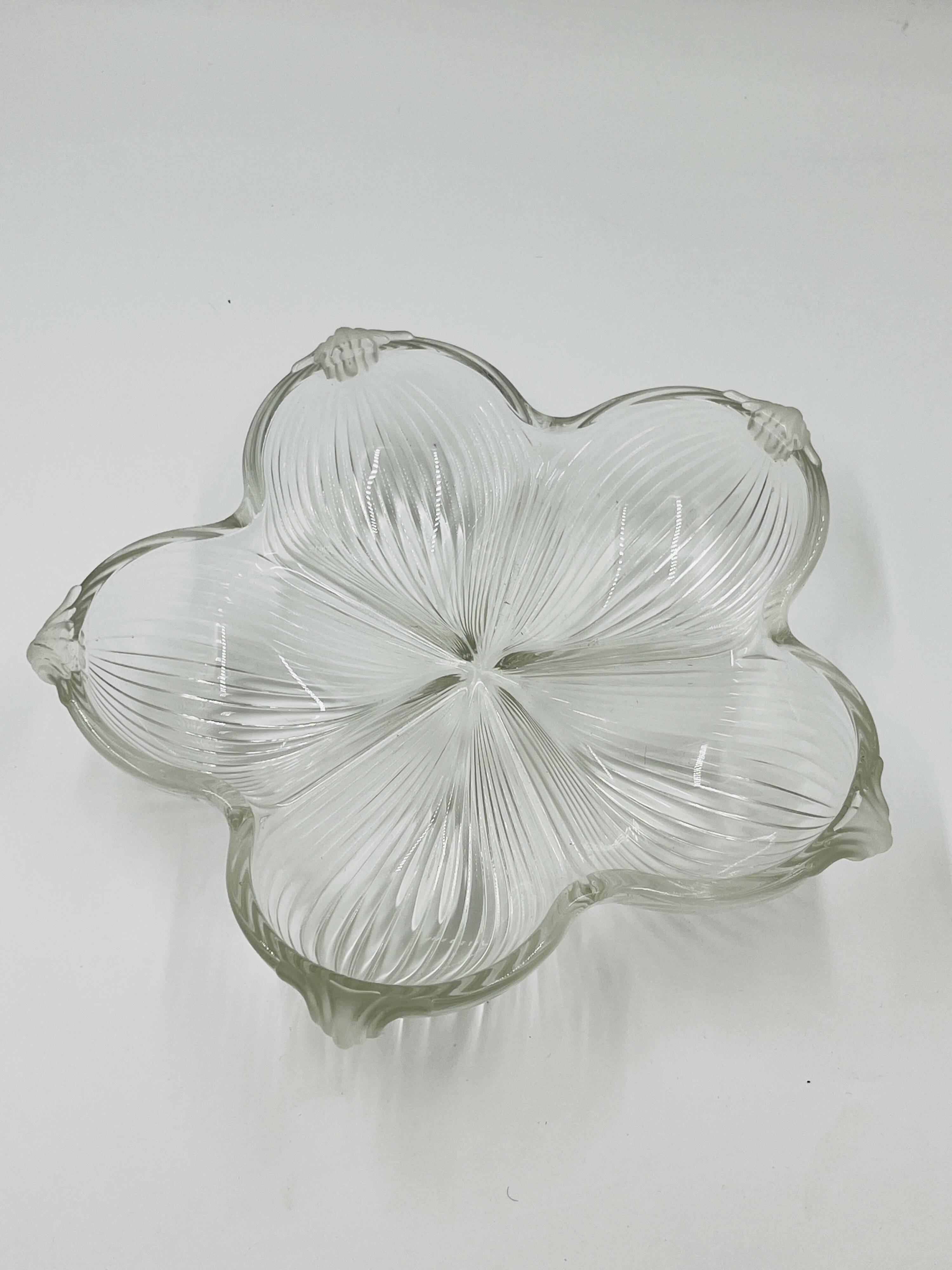 Plat en verre moulé fleur Art déco
