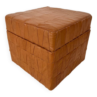 Storage pouffe in the "De Sede" style.