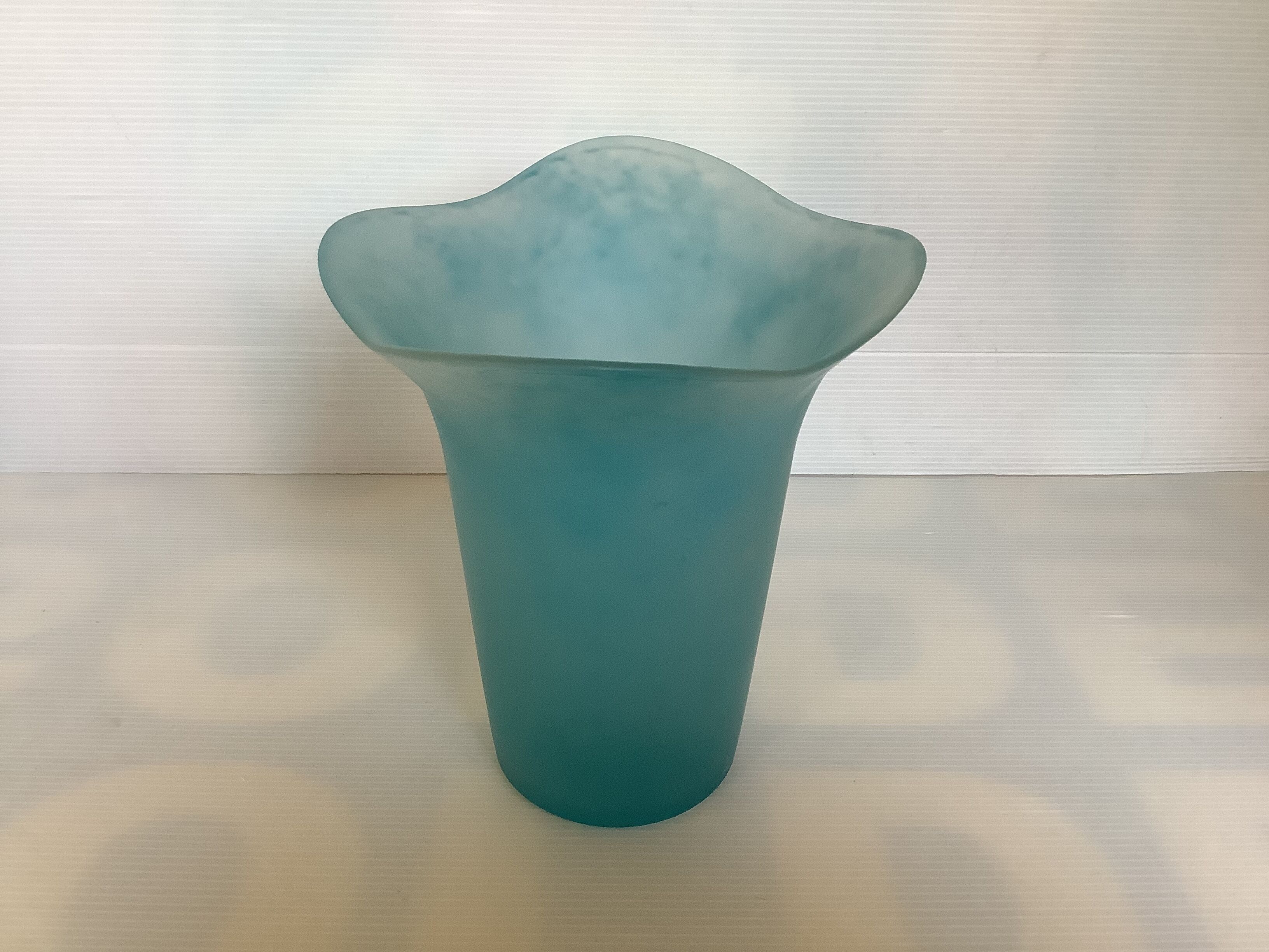 Vase corolla blue glass paste