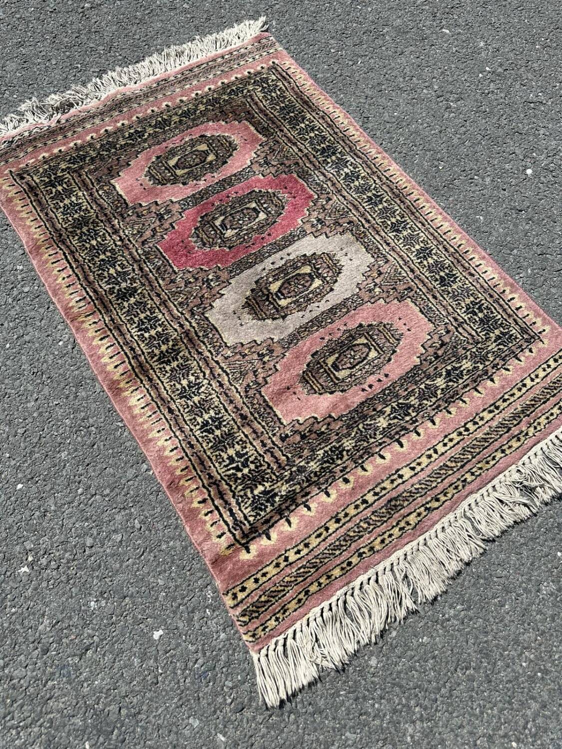 Handmade Pakistani rug