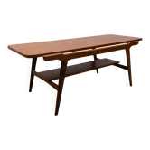 Table basse vintage avec plateau réversible.